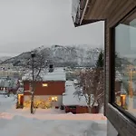 Northstay - Scandi-luxe Family - The View, Modern House With View, Sleeps 8 דירה